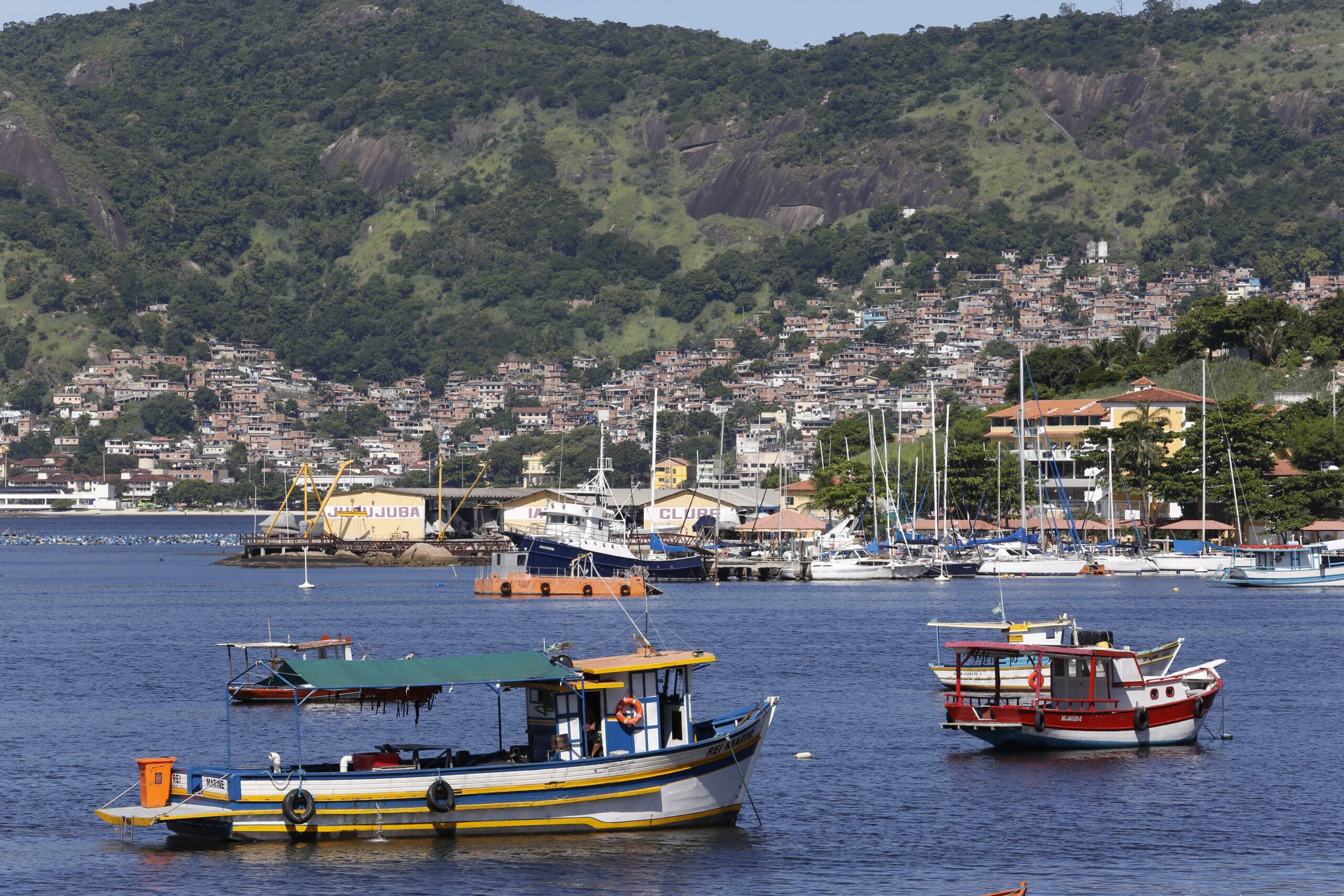 81876527-ci-rio-de-janeiro-rj-28-03-2019-extra-extra-barco-com-lixeira-da-prefeitura-do-rio-e.jpg