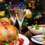 919602864-mesa-de-natal-servida-com-um-peru-decorado-com-enfeites-e-velas-brilhantes-scaled.jpg