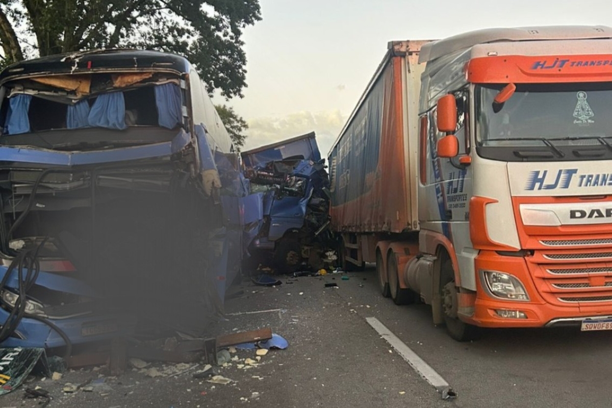 Acidente-envolveu-4-carretas-um-onibus-e-um-carro-de-passeio.-O-motorista-do-onibus-morreu.jpg