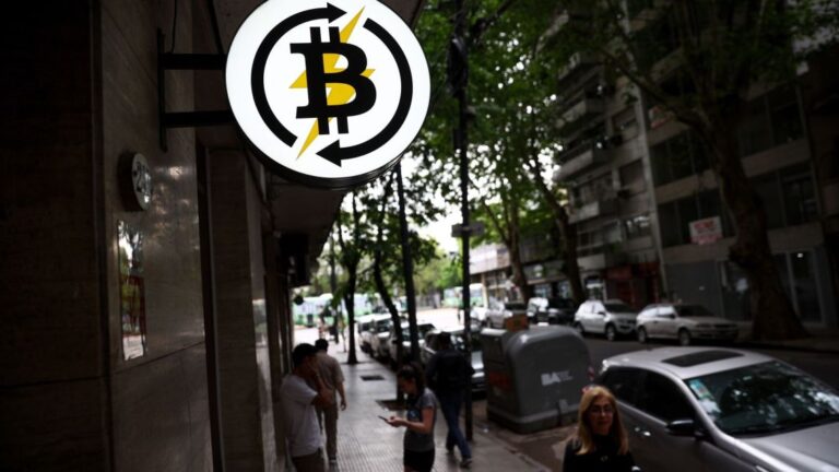 BC-comprador-de-bitcoin-strategy-se-desploma-a-pesar-de-anunciar-reserva-de-efectivo-os.jpg