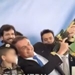 Bolsonaro-com-arma-de-brinquedo-ao-lado-de-crianca-vestida-de-militar.jpeg