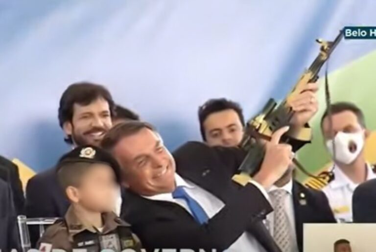 Bolsonaro-com-arma-de-brinquedo-ao-lado-de-crianca-vestida-de-militar.jpeg