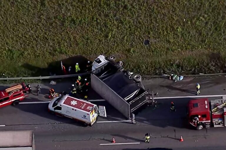 Caminhao-capota-e-interdita-duas-faixas-do-Rodoanel.jpg