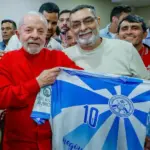 Com-historia-como-enredo-Lula-recebe-camisa-da-Academicos-de-Niteroi.webp.webp