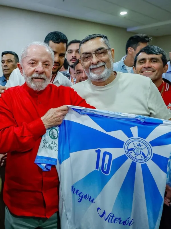 Com-historia-como-enredo-Lula-recebe-camisa-da-Academicos-de-Niteroi.webp.webp