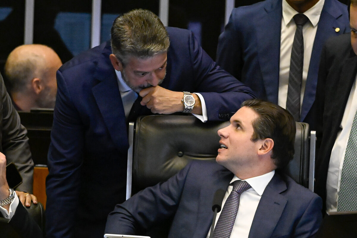 Deputado-federal-Arthur-Lira-conversa-com-o-presidente-da-Camara-Hugo-Motta-Metropoles-2-1200x800.jp_.jpeg