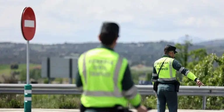 EuropaPress_4415966_dos_agentes_guardia_civil_control_trafico_kilometro_34_a_1_dia_comienza-U1704115.webp