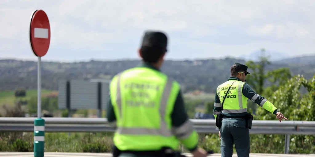 EuropaPress_4415966_dos_agentes_guardia_civil_control_trafico_kilometro_34_a_1_dia_comienza-U1704115.webp