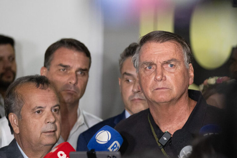 Ex-presidente-Jair-Bolsonaro-acompanhado-de-autoridades-concede-coletiva-de-imprensa-no-aeroporto-de.jpeg