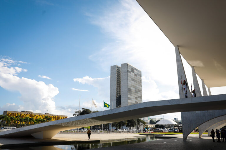 Fachada-do-Congresso-Nacional-e-Palacio-do-Planalto-deputados-e-senadores-e-presidente-Btasil-Brasil.jpeg
