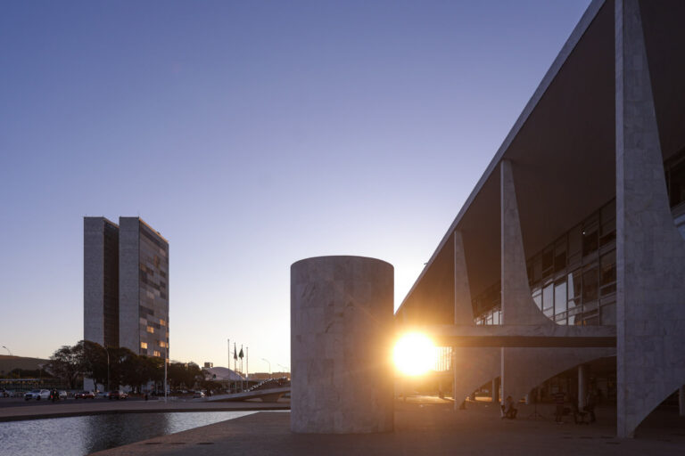 Fachada-do-Palacio-do-Planalto-com-Congresso-Camara-e-Senado-metropoles-4.jpg