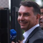 Flavio-Bolsonaro-visitou-o-pai-pela-primeira-vez-apos-confirmar-sua-pre-candidatura-a-Presidencia.jp_.jpeg