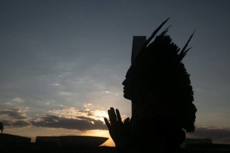 Foto-colorida-de-indigena-em-frente-ao-Congresso-Nacional.jpg