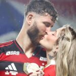 Did they come back? Leo Pereira gives a kiss and announces himself to Caroline Lima