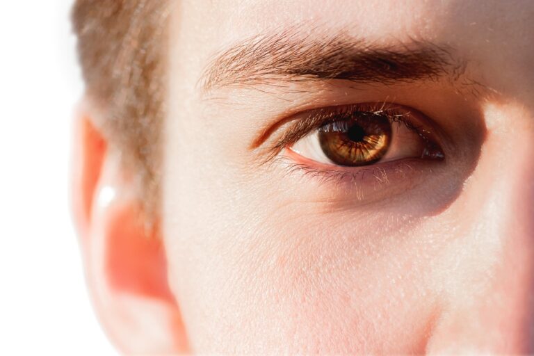 Olho-e-cilios-de-homem.jpg