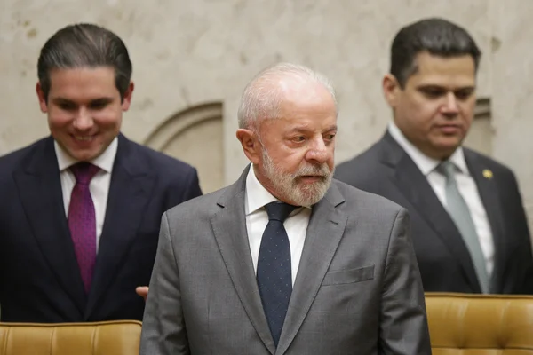 Presidente-Motta-e-Davi-Alcolumbre-Lula-durante-posse-do-ministro-Edson-Fachin-presidencia-do-Suprem.webp