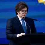 Milei posts message indicating support for Flávio Bolsonaro’s candidacy