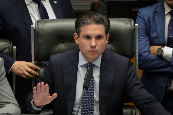 Presidente-da-Camara-dos-Deputados-Hugo-Motta-Republicanos-PB-durante-votacao-da-cassacao-dos-mandat.webp