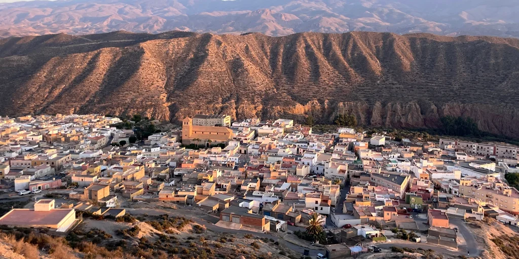 Tabernas-pueblo-vista-almeria-U43151541478ipC-1024x512@diario_abc.JPG