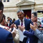 The government sets up commissions to achieve an automatic majority of MPs