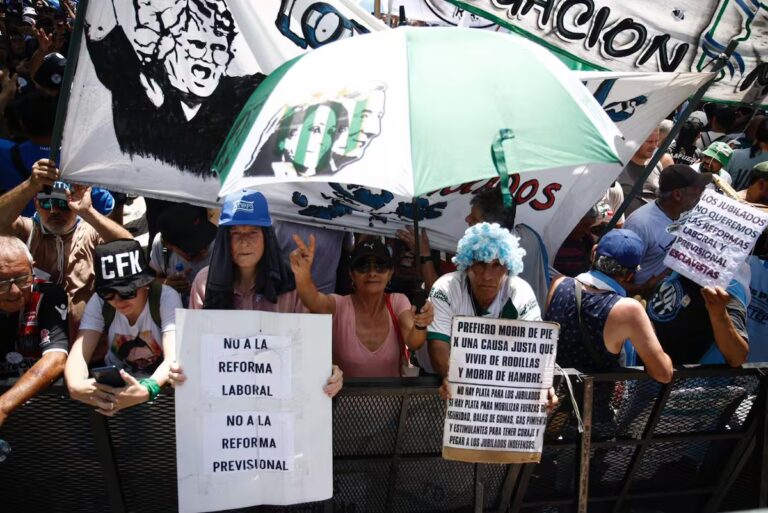 acto-en-la-plaza-de-mayo-para-rechazar-la-reforma-ELKC4R4UEFAOFBHYNYBARSLR7A.JPG