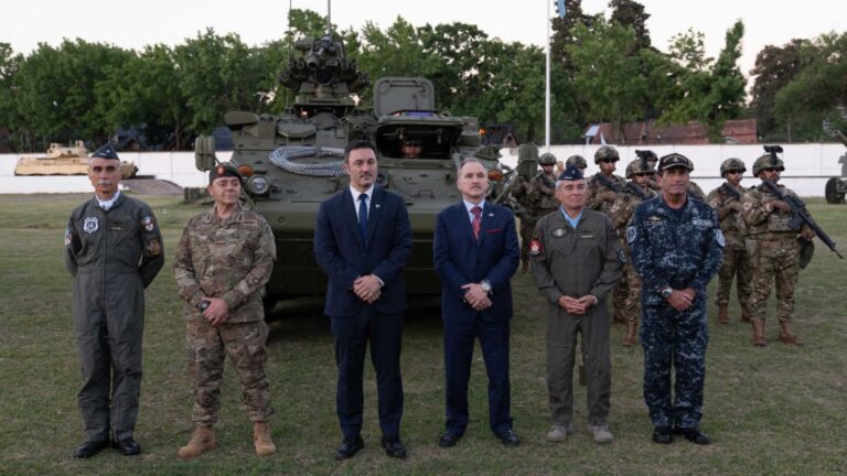argentina-recibe-vehiculos-blindados-stryker-de-estados-unidos-20251203-2147749.jpg