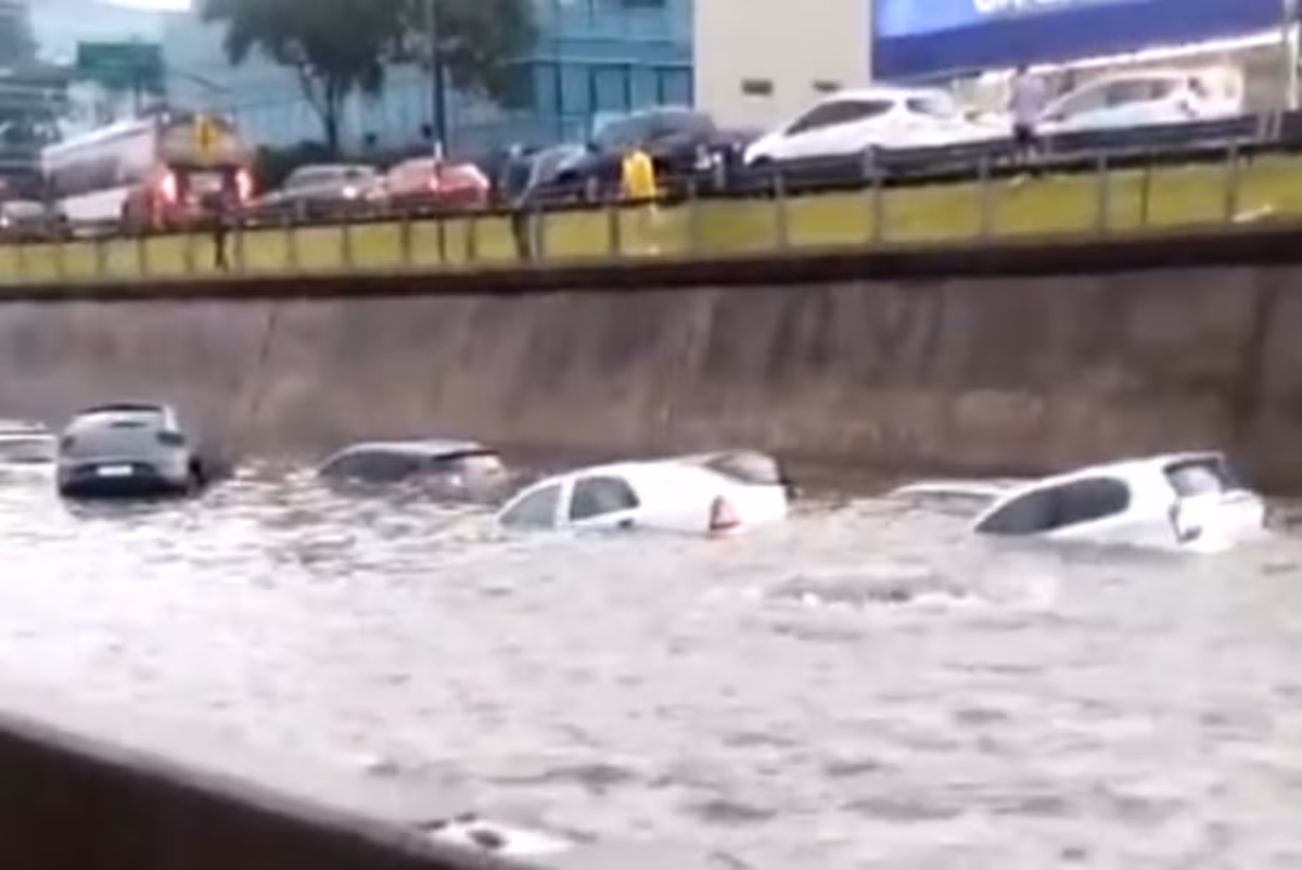 autos-bajo-el-agua-en-panamericana-y-marquez-poco-GANWWOHIKZGSZGOBZ7T54EXVUM.jpg