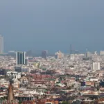 barcelona-con-la-torre-mapfre-con-niebla-por-polucion-de-fondo-despues-de-declararse-un-episodio-de.webp