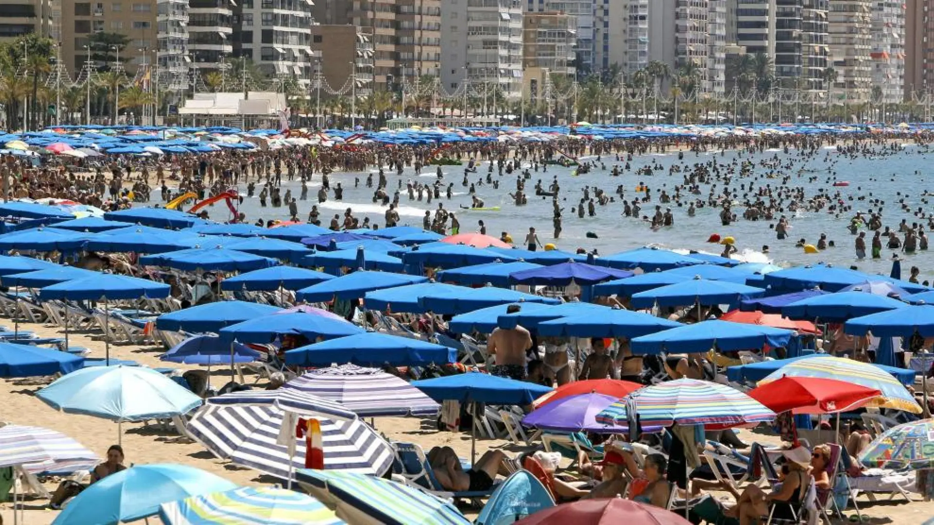 benidorm-se-pondra-dura-con-los-vecinos-que-reserven-sitio-en-la-playa-durante-la-madrugada.jpeg