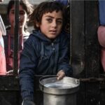 Gaza: Without gas, children collect garbage to make fires and cook food