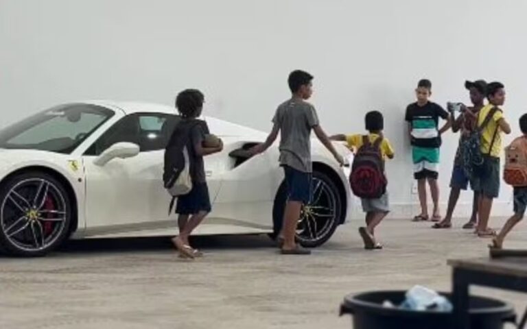 criancas-beijam-ferrari-goias.jpeg