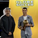 cristiano-ronaldo-con-el-premio-que-lo-distingue-OSF6ONNJR5G4HGUOOLRXILJLPE.JPG