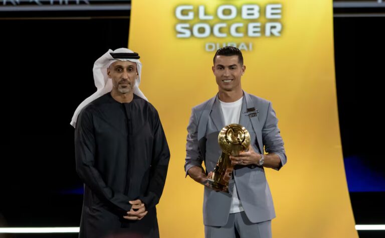 cristiano-ronaldo-con-el-premio-que-lo-distingue-OSF6ONNJR5G4HGUOOLRXILJLPE.JPG