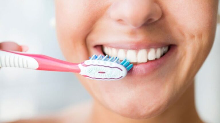 cual-es-el-momento-ideal-para-cepillarse-los-dientes-y-como-hacerlo-correctamente-2156701.jpg