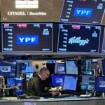 Stocks soared, bonds improved and country risk fell to 639 points