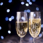duas-tacas-de-champanhe-no-fundo-bokeh.jpg