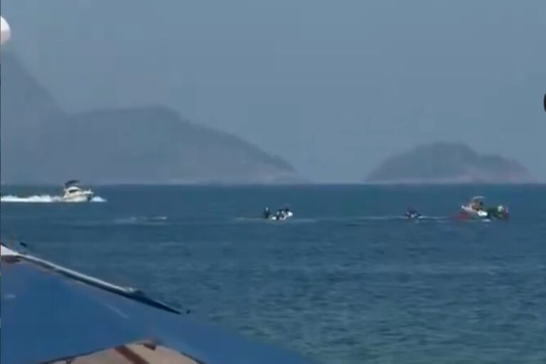 e0ac67b8-apos-a-queda-embarcacoes-que-estavam-no-mar-se-aproximam-do-acidente.jpg