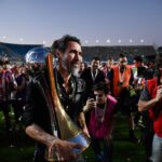 eduardo-dominguez-sostiene-el-trofeo-de-campeones-IHCZ64COWBEVDGCIBOCOCTGDOM.JPG