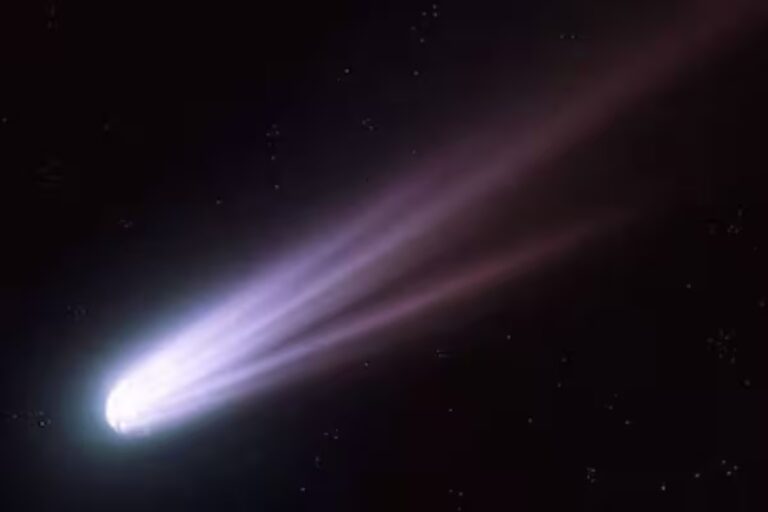 el-cometa-3iatlas-muestra-dos-colas-y-un-brillo-UBTB3R4BIJHYDLPFTJVTFJ53UE.jpg