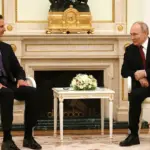 el-expresidente-de-siria-bashar-al-assad-en-moscu-junto-a-su-homologo-ruso-vladimir-putin-en-una-ima.webp