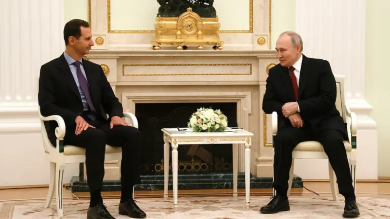 el-expresidente-de-siria-bashar-al-assad-en-moscu-junto-a-su-homologo-ruso-vladimir-putin-en-una-ima.webp