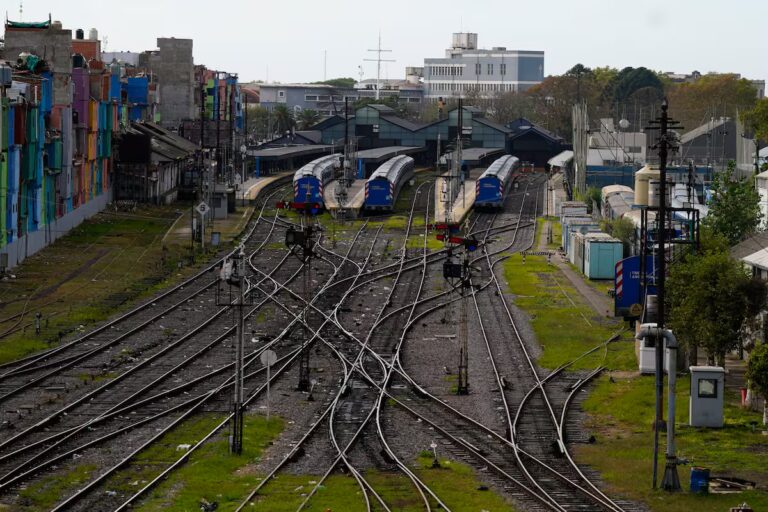 el-gobierno-priorizara-la-inversion-en-trenes-en-ZFJDSSFMONECPAE6UVOMW25PIU.JPG