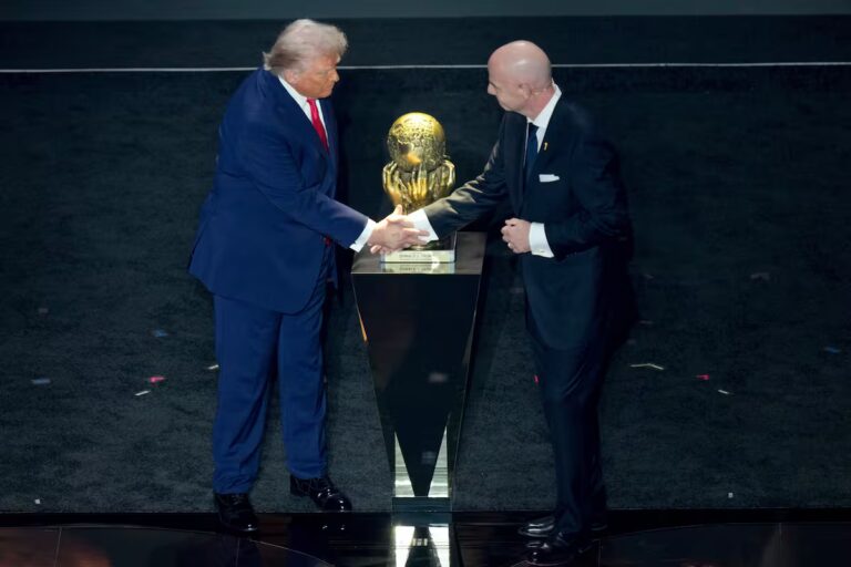 el-presidente-de-la-fifa-gianni-infantino-derecha-IJYFXSGMCBEYPM3UWSZKPVZF6A.JPG