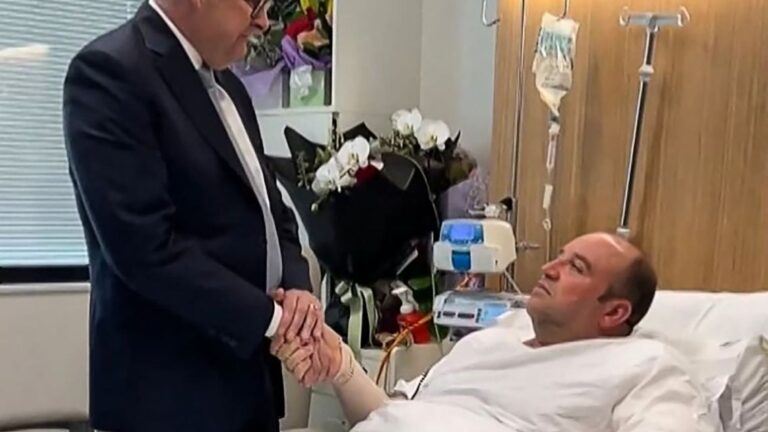 el-primer-ministro-de-australia-anthony-albanese-visita-a-ahmed-al-ahmed-quien-detuvo-la-masacre-de.jpeg