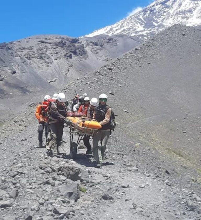 en-el-lanin-evacuan-a-una-mujer-accidentada-WORPJEXFGNGLTJV2QVBLDU432M.jpg
