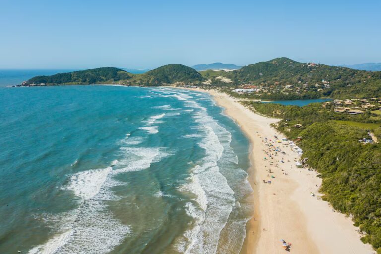 en-santa-catarina-en-el-sur-de-brasil-esta-playa-Z4YG2UQBAZDABAVSA456XF3454.JPG