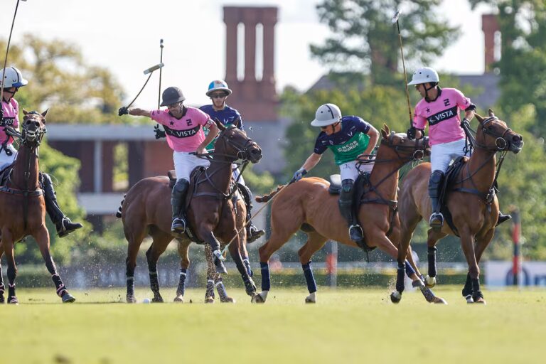 facundo-pieres-rodeado-de-varios-de-los-jovenes-WK2VAE3BPBF4LLM5G2JVGFE3UA.JPG