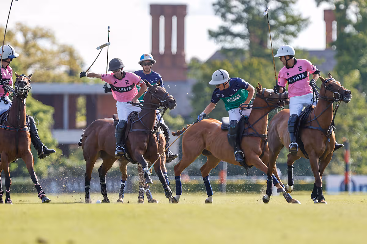 facundo-pieres-rodeado-de-varios-de-los-jovenes-WK2VAE3BPBF4LLM5G2JVGFE3UA.JPG