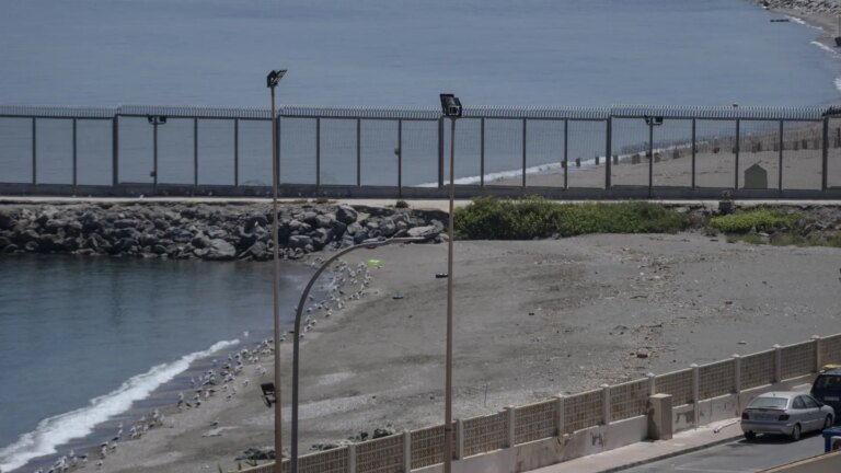 frontera-en-la-playa-del-tarajal-en-ceuta-en-una-imagen-de-archivo.jpeg