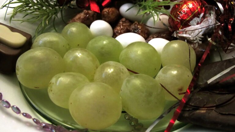 imagen-de-archivo-de-las-12-uvas-de-nochevieja.jpeg